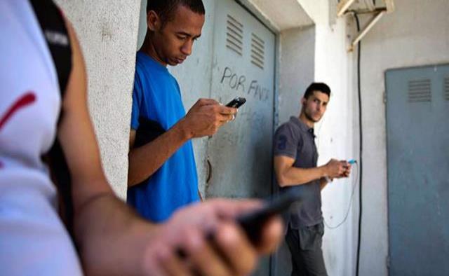 Cuba rebaja tarifas de internet; prepara servicio doméstico