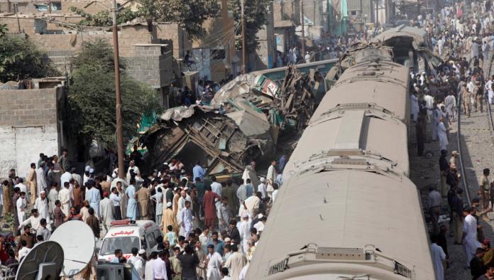 Al menos 20 muertos deja trenazo en Pakistán