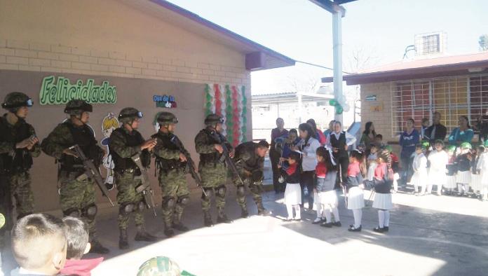 Celebran parvulitos al Ejército Mexicano