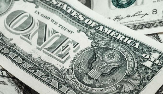Peso le gana terreno al dólar en ventanillas bancarias