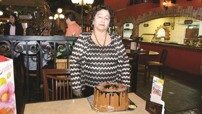 Nancy Delgado festeja cumpleaños con su familia