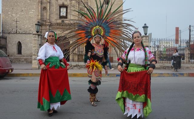 Desfilan trajes típicos de México