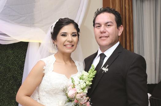 Teresita &  José unen sus vidas en matrimonio