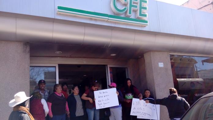 Protestan familias en instalaciones de CFE