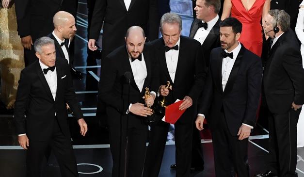 VIDEO: Se equivocan y le dan el Oscar a La la Land, luego corrigen
