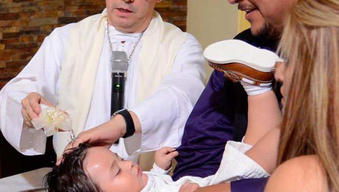 Damián Covarrubias recibe el primer sacramento