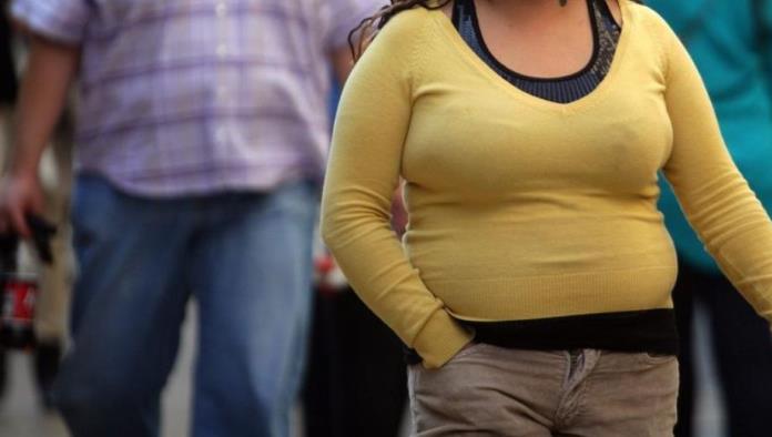 Sobrepeso y obesidad aumentan riesgo de cáncer de mama en mujeres e incluso en varones