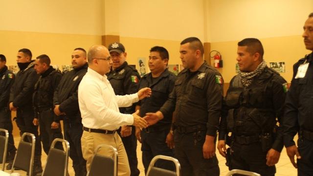 Reconoce César Gutiérrez a elementos policíacos en su día