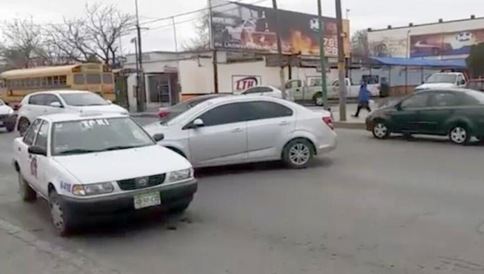 Mujer provoca choque en avenida Lázaro Cárdenas