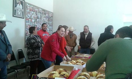 Comparte Chachis Boone Rosca de Reyes con priistas