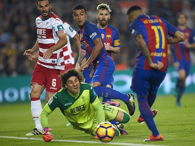 Ochoa luce y evita goleada del Barcelona al Granada
