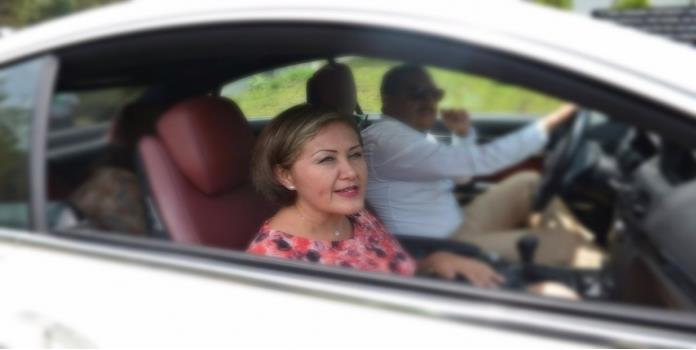 Acude Eva Cadena a fiscalía de Veracruz a bordo de un Mercedes