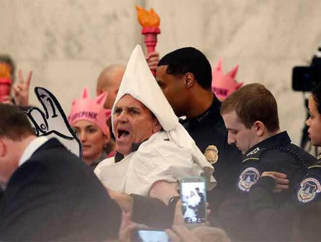 Con vestimenta del Ku Klux Klan irrumpe en Senado de EU