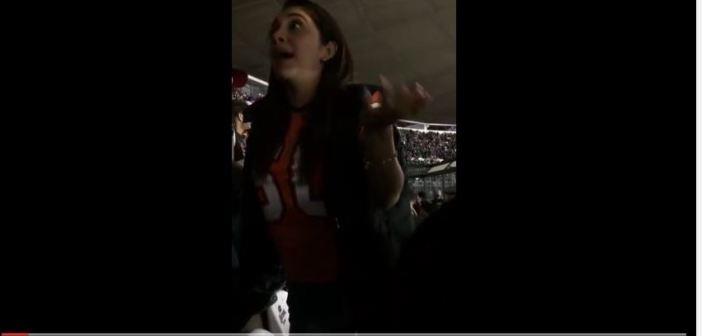 Chica se hace viral por hablar inglés durante el partido de la NFL en el Estadio Azteca