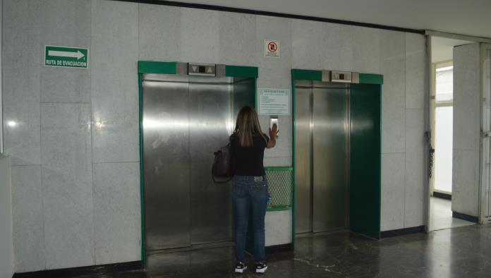 Dan mantenimiento a elevadores del IMSS