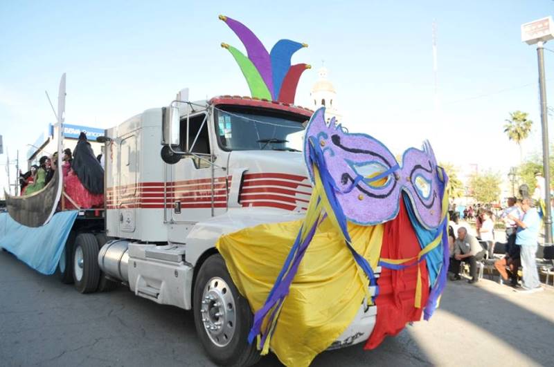 Fiesta de colores en el magno carnaval