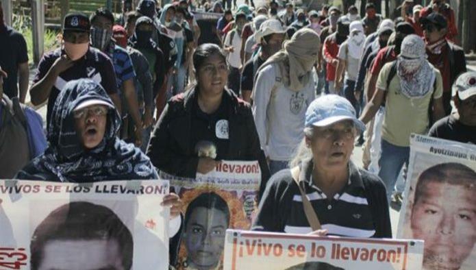 Padres de los 43 estudiantes de Ayotzinapan toman la FGE