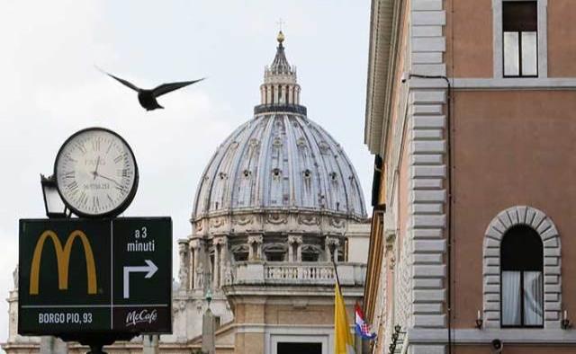 Cardenales se oponen a un McDonald’s en el Vaticano