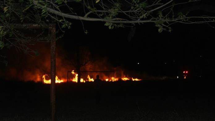 Se incendia maleza en el Deportivo AHMSA