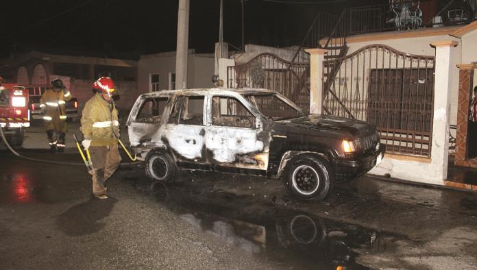 Incendian camioneta en Ciudad Deportiva