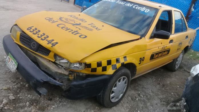 Queda pasajera de taxi lesionada en choque