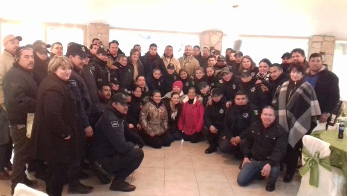 Con rifa de regalos Alcaldesa de Múzquiz festeja a policías
