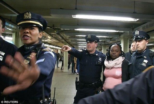 Empujan a mujer a las vías del metro