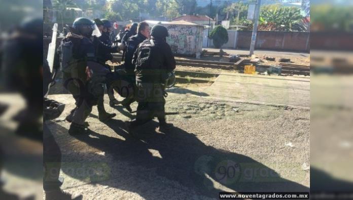 Pobladores y policías chocan en Michoacán