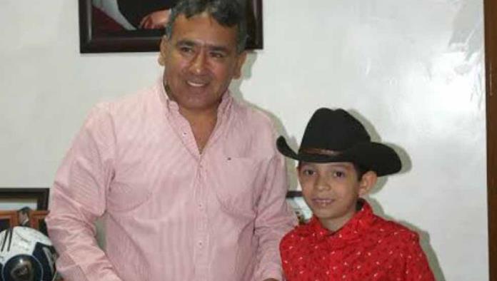Niño cantor visita a Amador Moreno