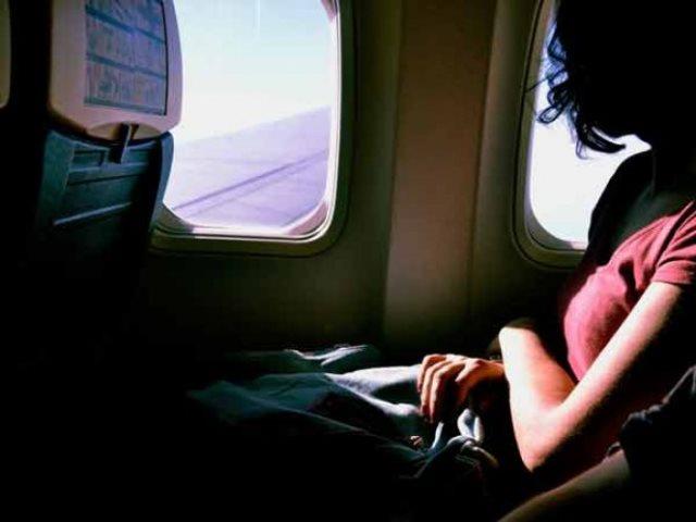 Mujer abre salida de emergencia en avión