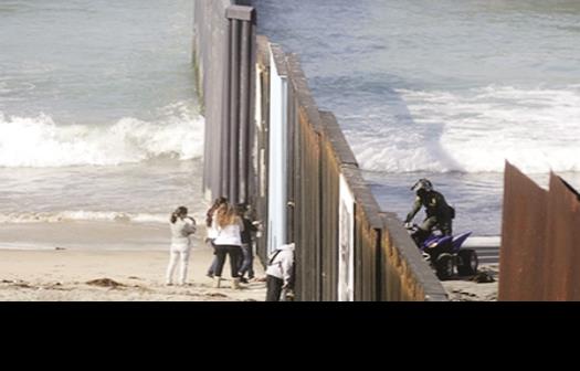 Refuerzan enTijuana el muro fronterizo