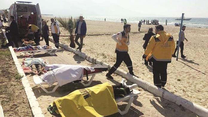 Deja naufragio 11 refugiados muertos y tres desaparecidos