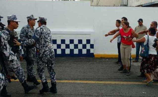 Familiares de detenidos se enfrentan con navales