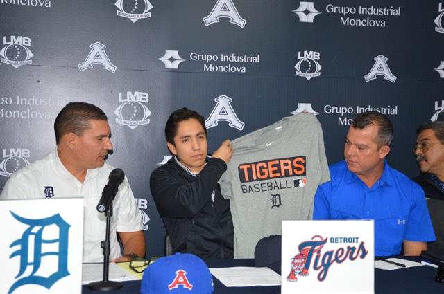 Firma Martín Herrera con Tigres de Detroit
