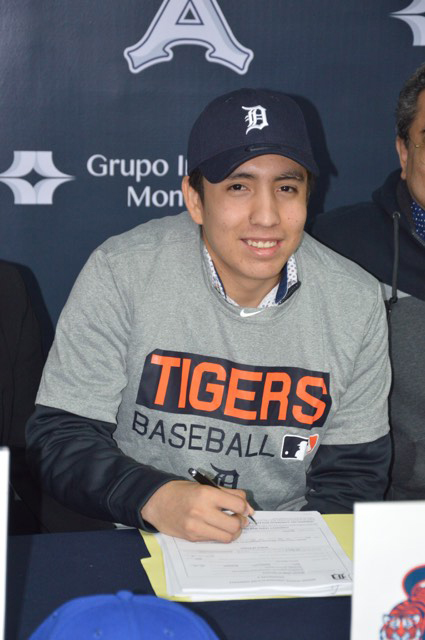 Firma Martín Herrera con Tigres de Detroit