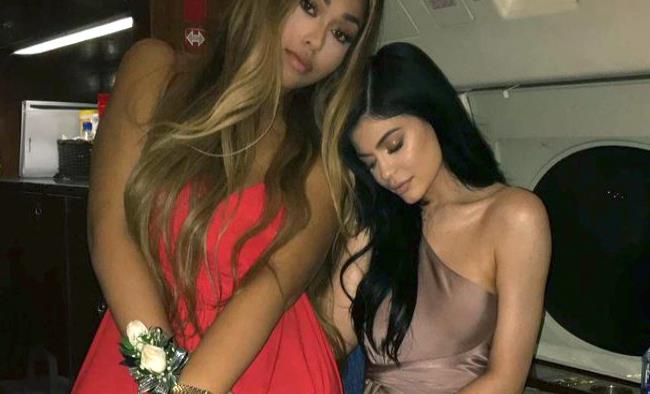 Kylie Jenner acompañó al baile de graduación a un chico al que habían rechazado