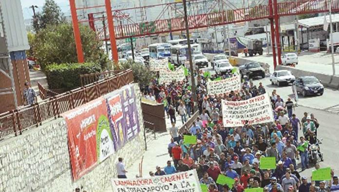 Cientos de obreros encabezan marcha