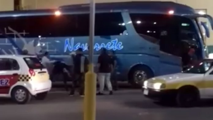 Taxistas golpean a chofer de autobús
