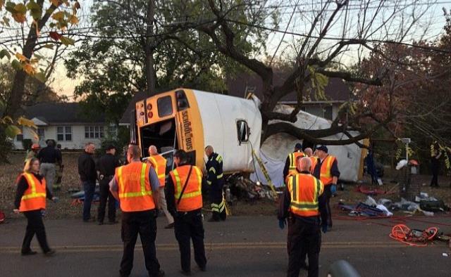 Autobús se impacta en árbol: mueren 6