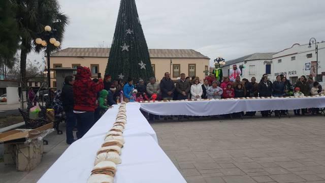 Comparte Luis y Gaby la gran Rosca de Reyes