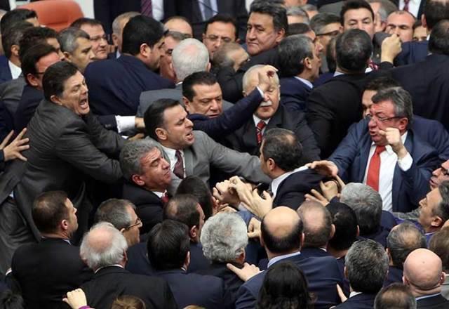 Batalla campal en parlamento turco