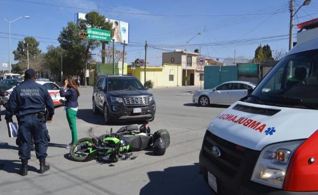 Lesionada mujer tras chocar motocicleta