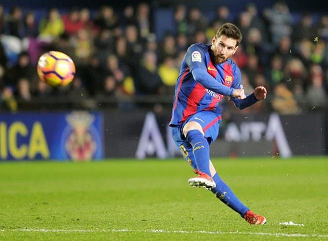 Golazo de Messi salva al Barcelona