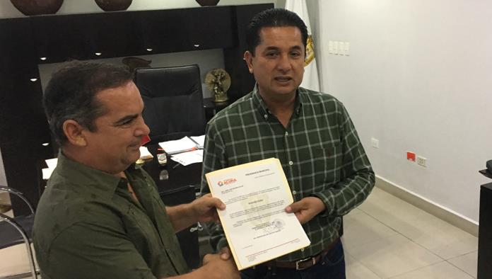 Recibe Salinas nombramiento de manos del alcalde