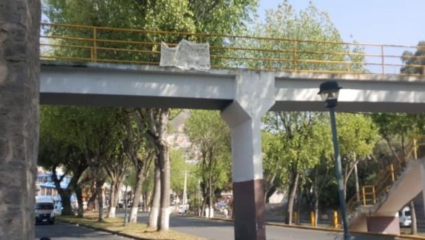 Colocan mantas en Pachuca con amenazas a huachicoleros