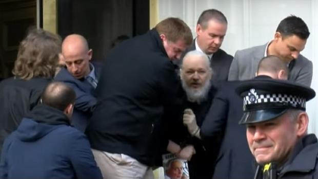 Detienen a Julian Assange, fundador de Wikileaks; Ecuador le retira el asilo (VIDEO)