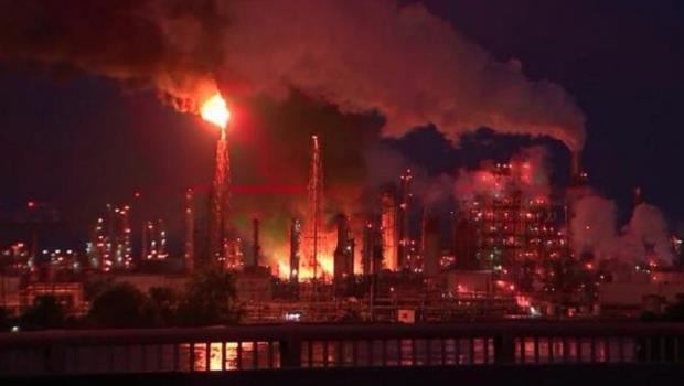 VIDEO: Se registra gran incendio en refinería de Filadelfia, la más grande de Estados Unidos