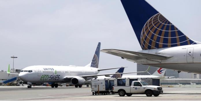 Quería ir al baño y abre por error una puerta del avión