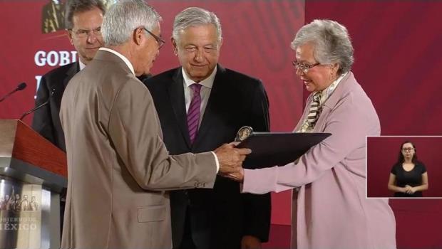 Día del Maestro: AMLO entrega reconocimientos y medalla Othón Salazar a docentes