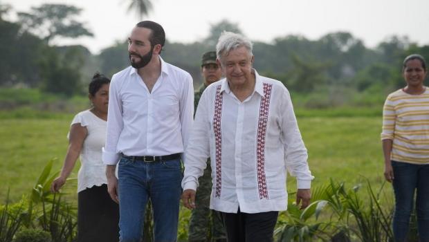 VIDEO: AMLO golpea por accidente al presidente de El Salvador